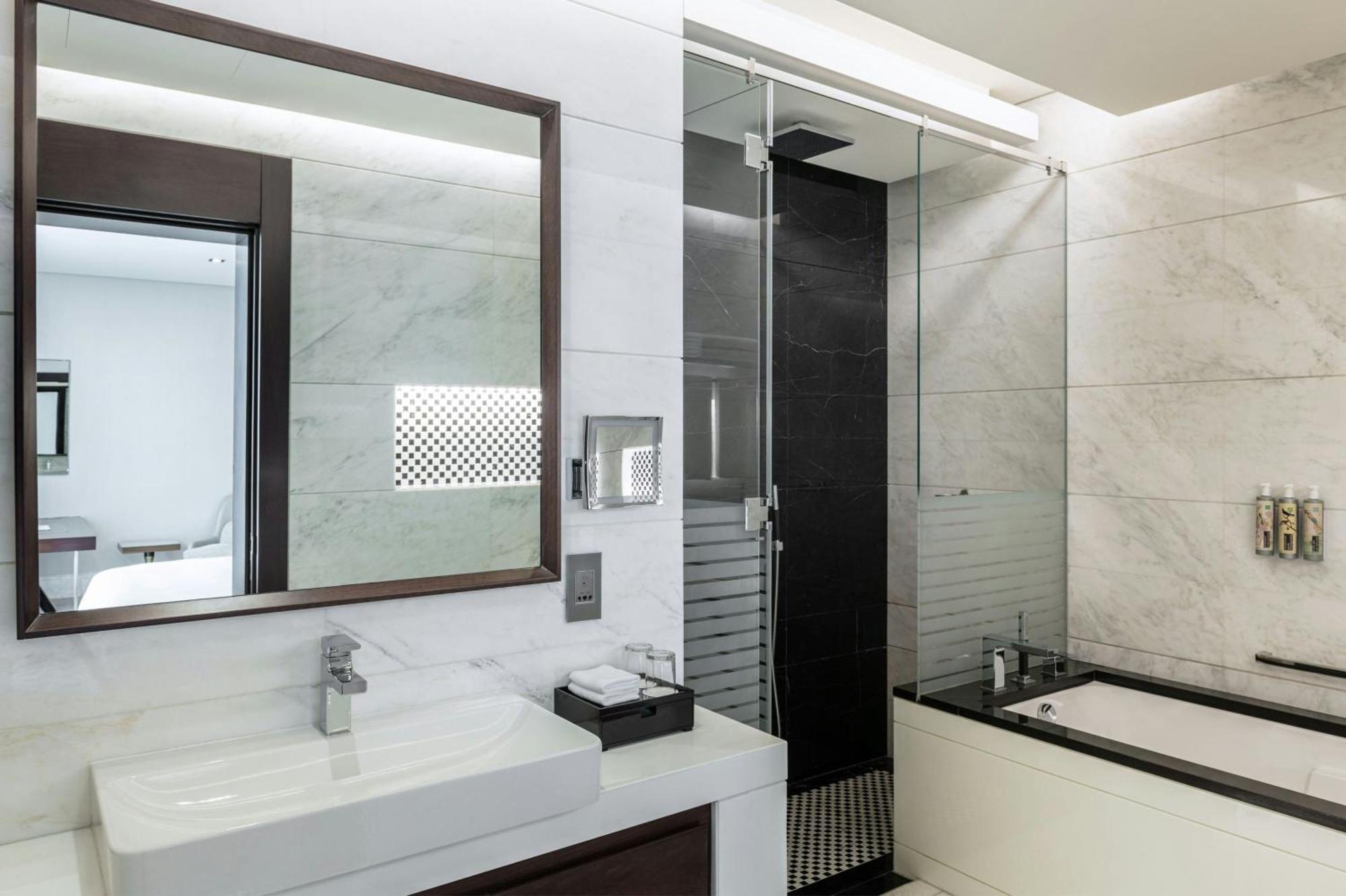 Superior King Room with Canal and Bay View (Complimentary Shuttle to Dubai Mall, Business Bay Metro Station & Kite Beach)