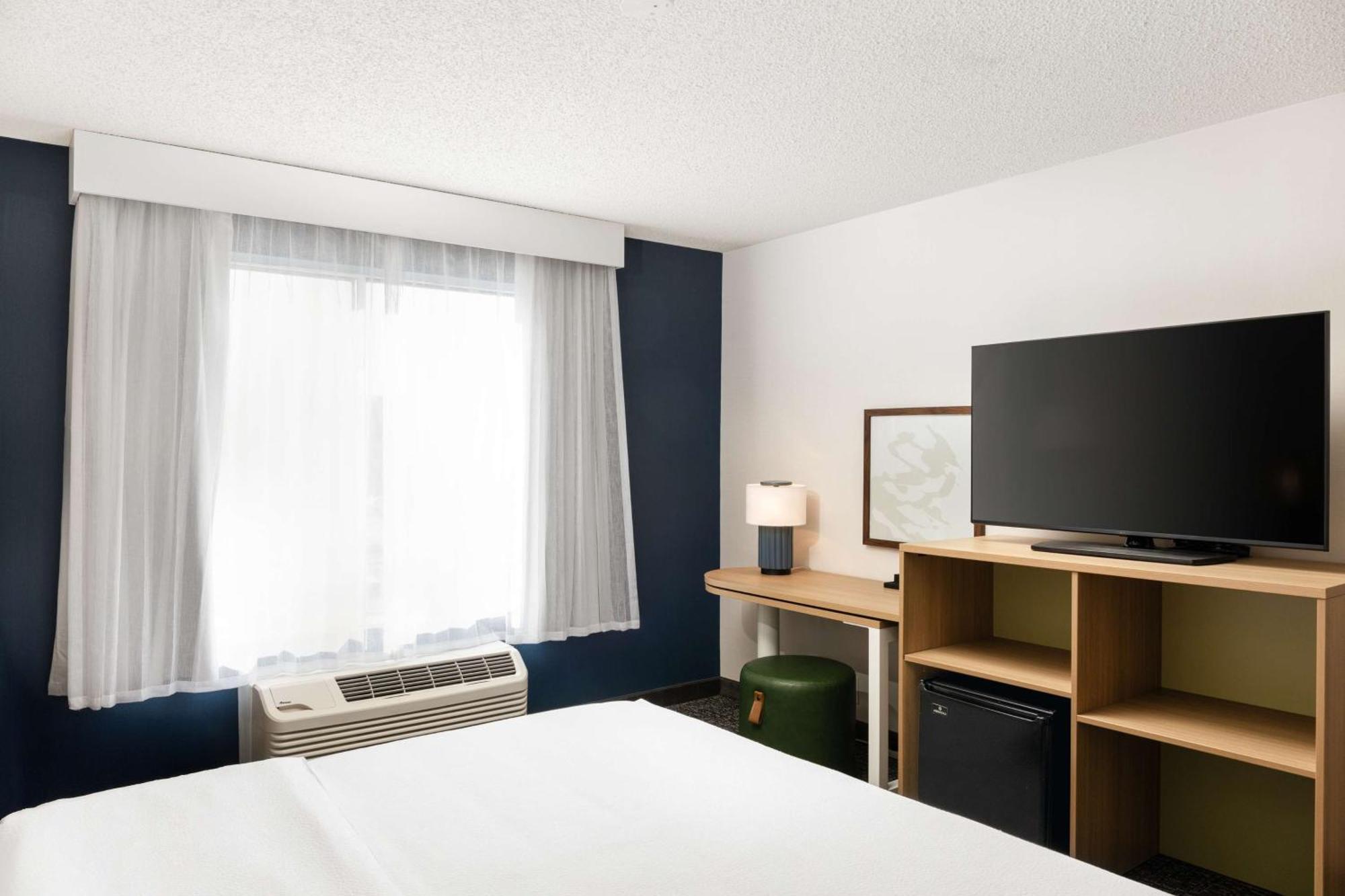 Zimmer mit Kingsize-Bett und barrierefreier Badewanne