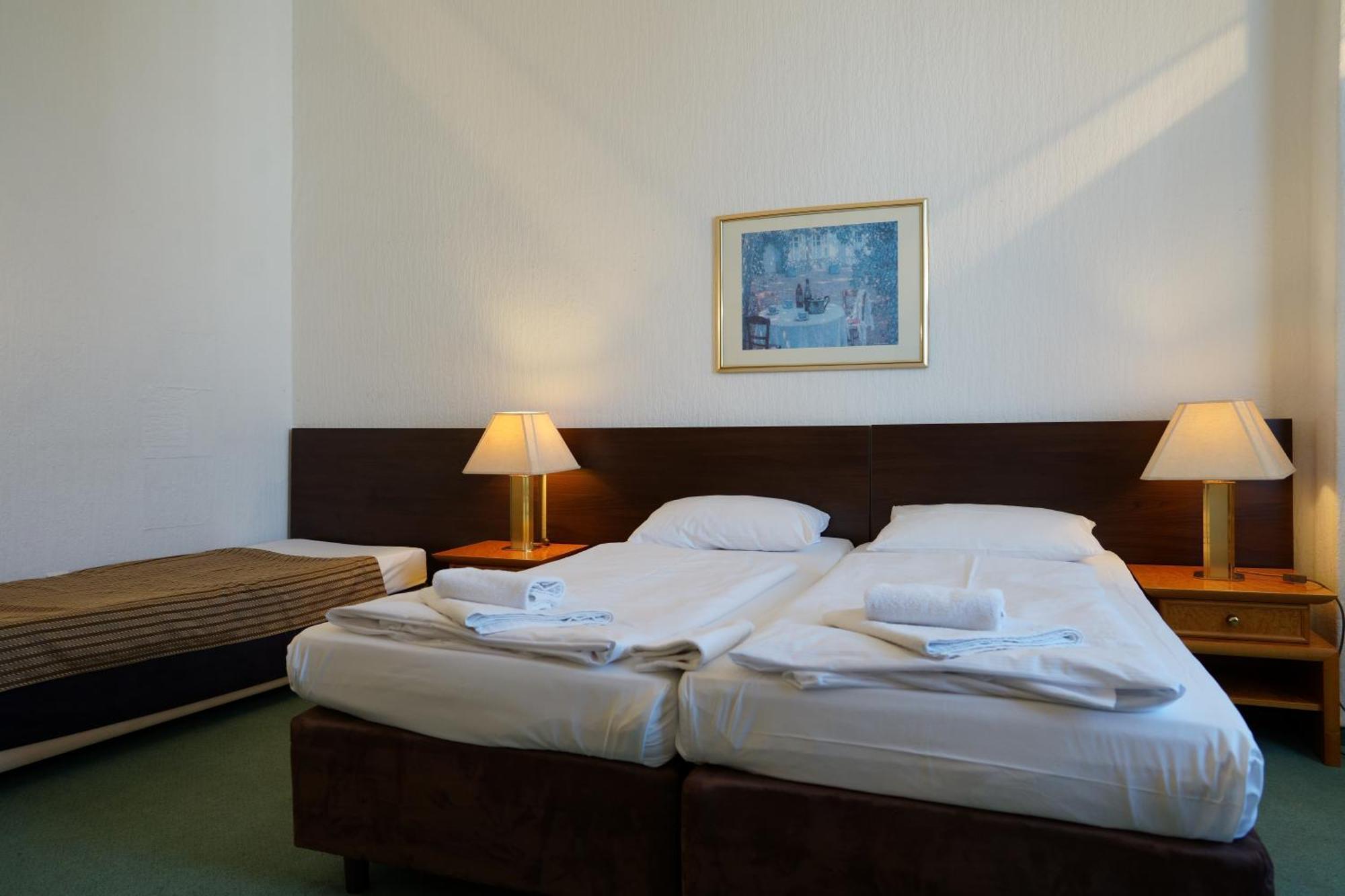 Dreibettzimmer mit Gemeinschaftsbad