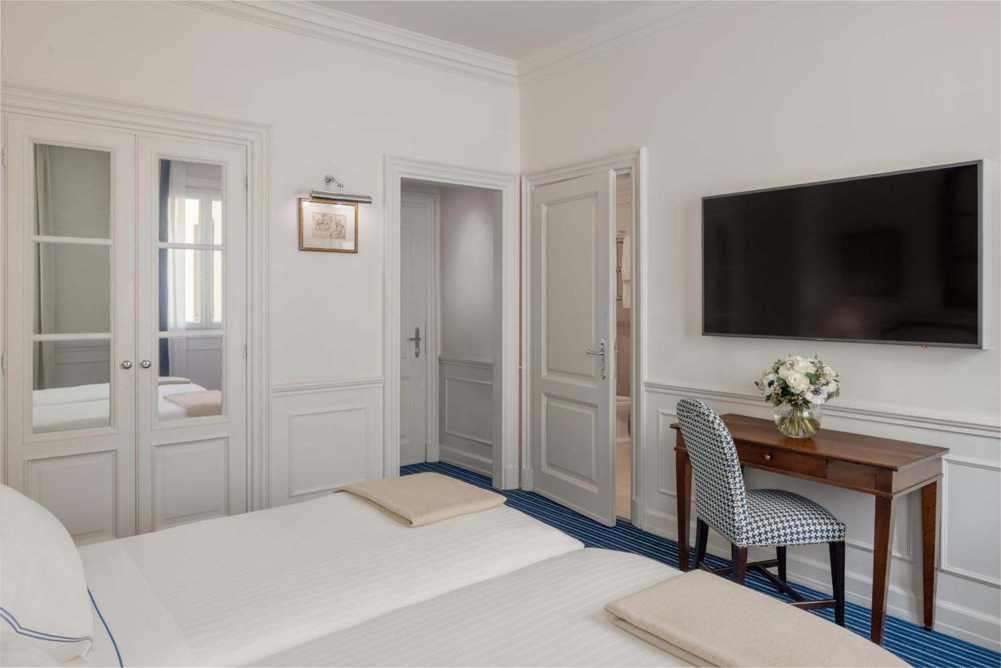 Quarto Clássico com Cama de Casal ou 2 de Solteiro
