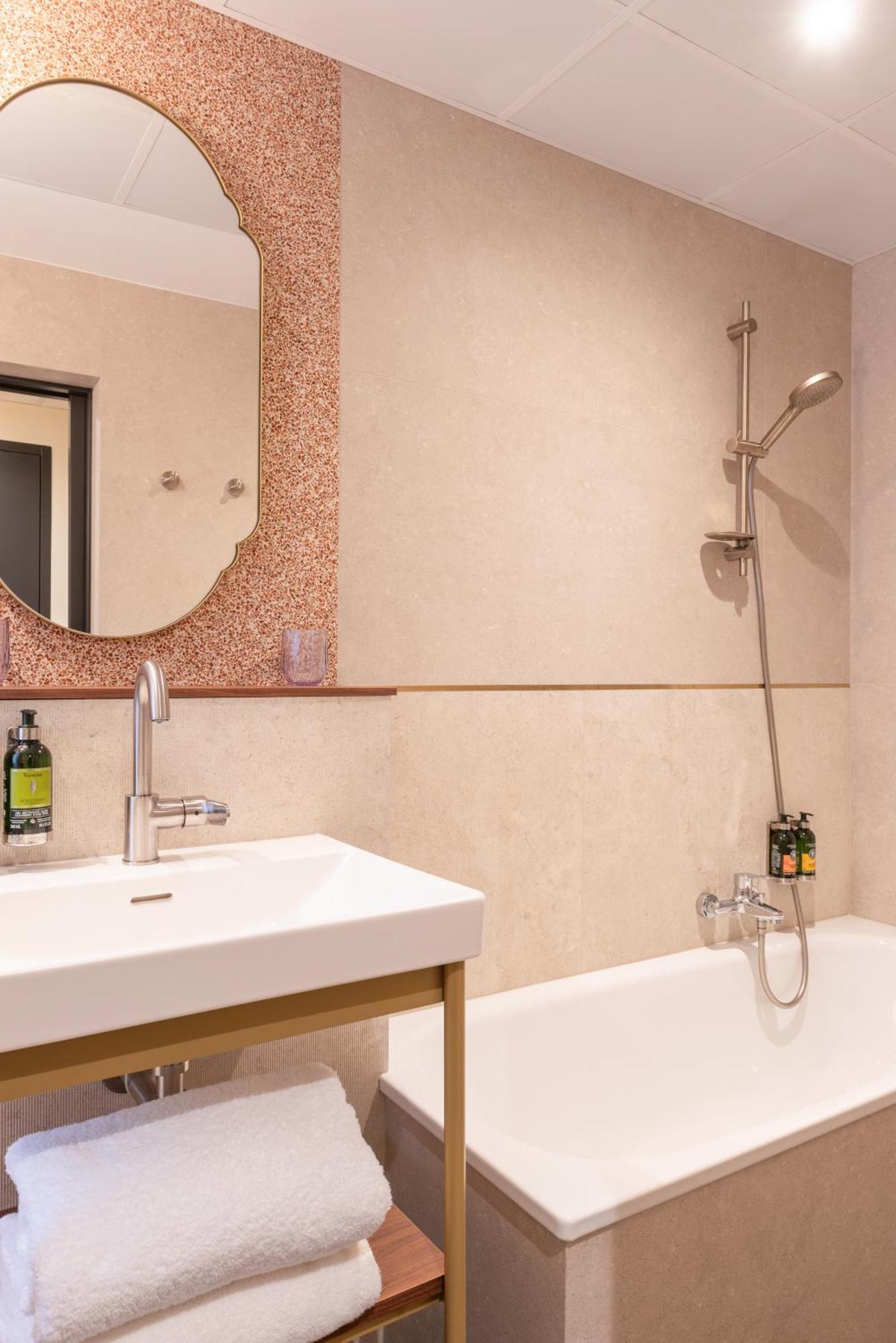 Deluxe Room with Bathtub