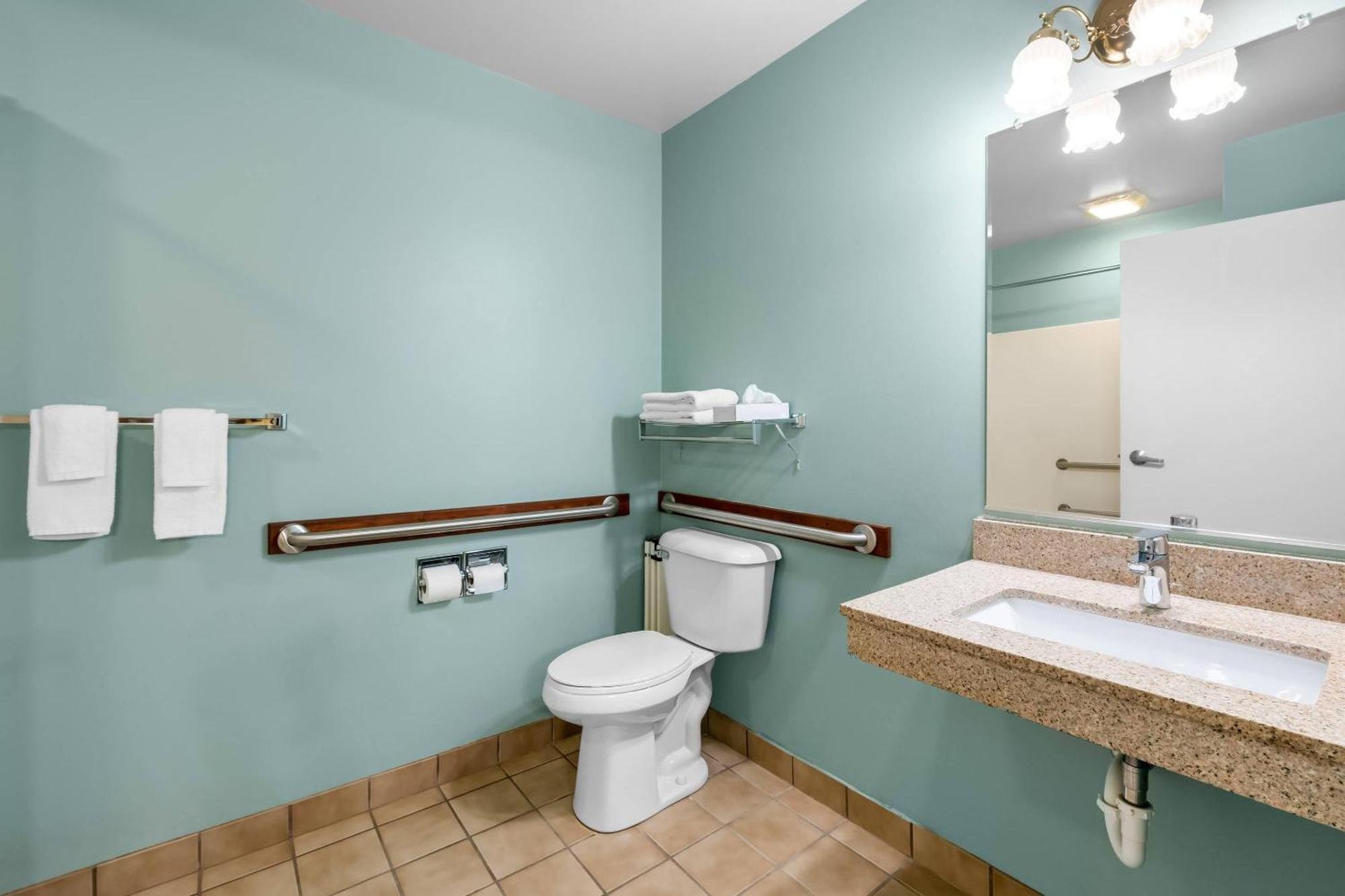 Queen Room - Accessible/Nonsmoking