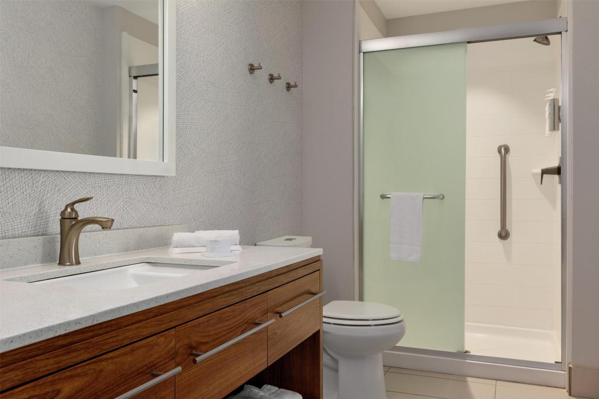 Queen Suite - Hearing Access/Non-Smoking