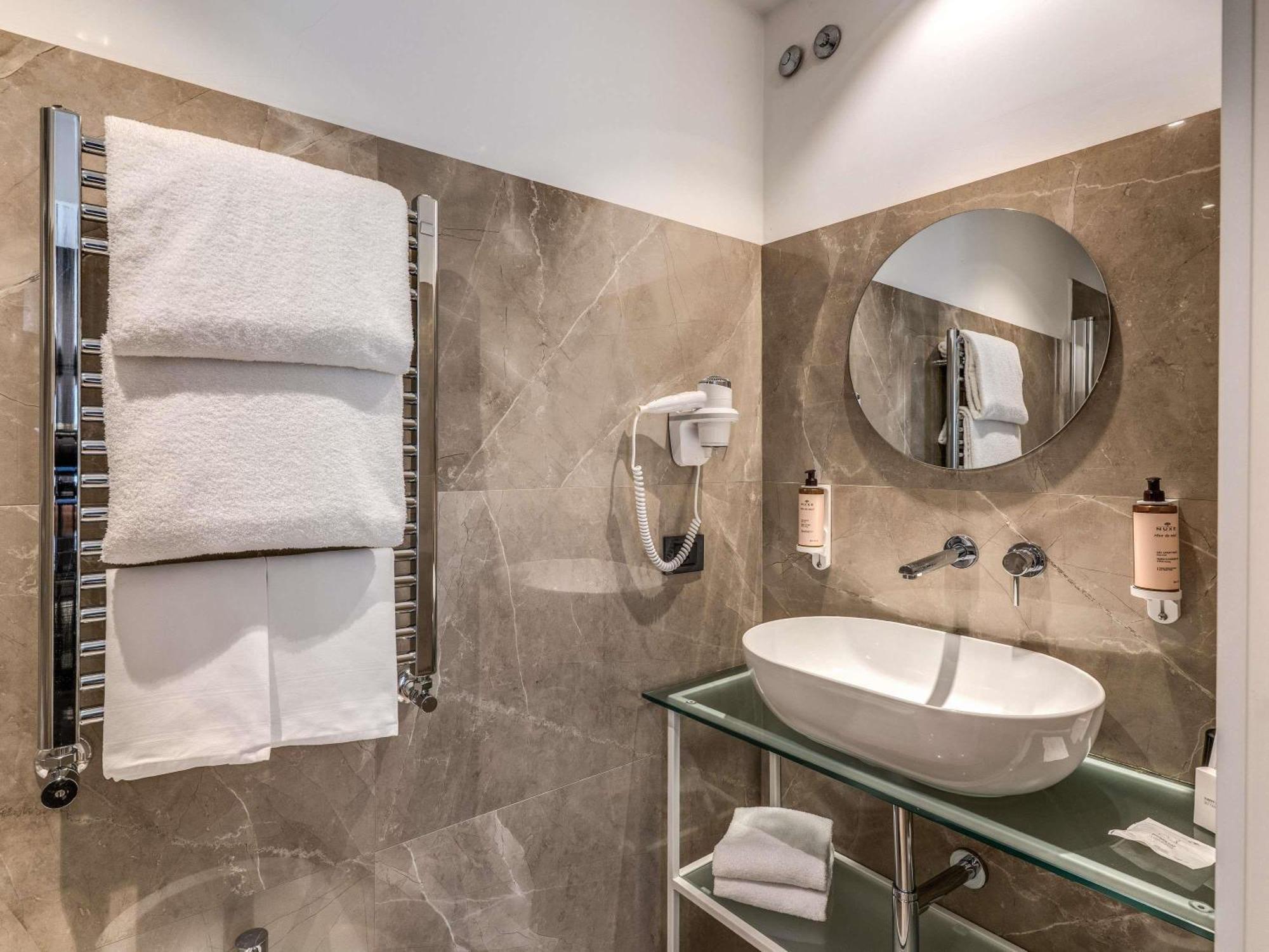 Quarto Standard com Cama de Casal ou 2 de Solteiro e Vista da Área Interna