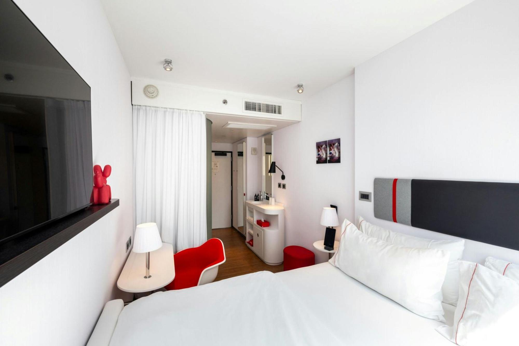 Habitación con cama extragrande.