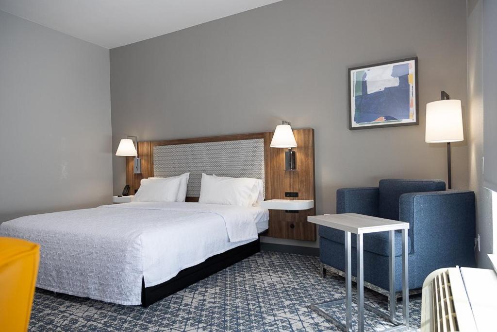 King Room with King Bed - Non-Smoking