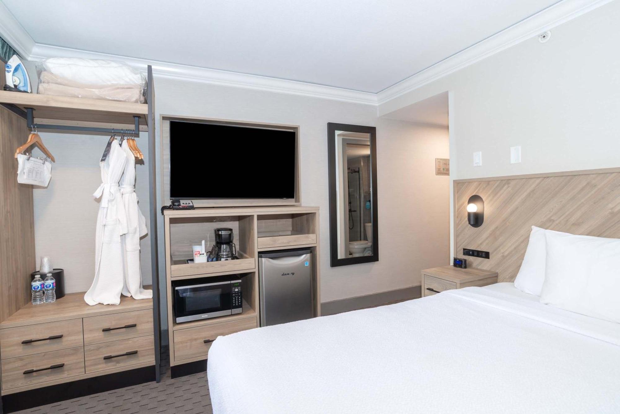 Standard Room, 1 Queen Bed, South Tower,1742650423:JPEG