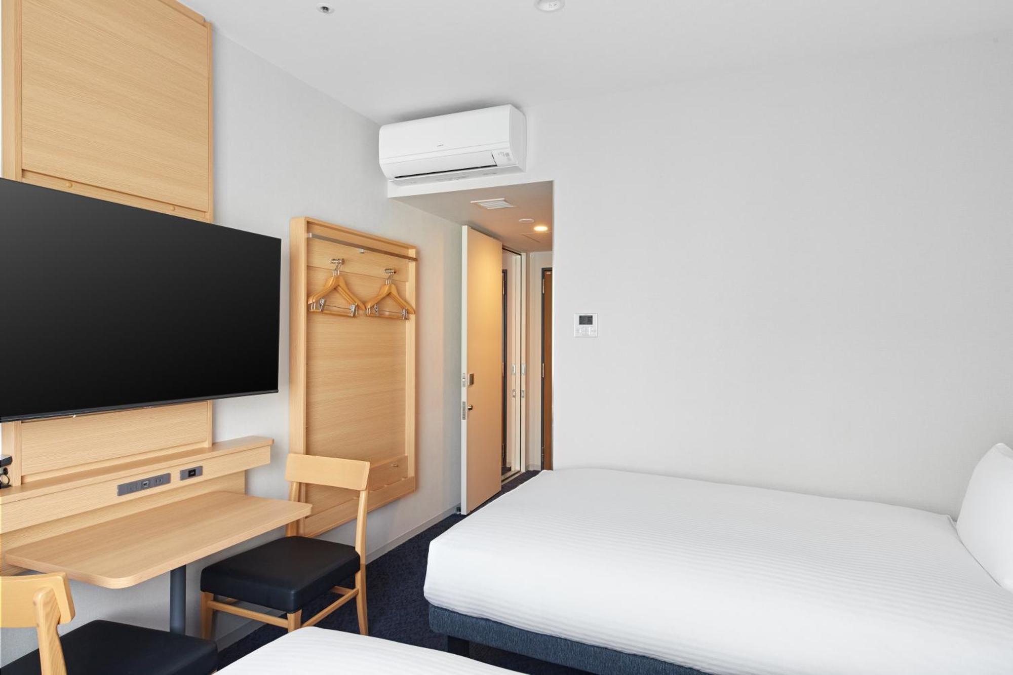 Zwei Zimmer mit Verbindungstür (1 Doppelbett und 2 Einzelbetten) – Nichtraucher