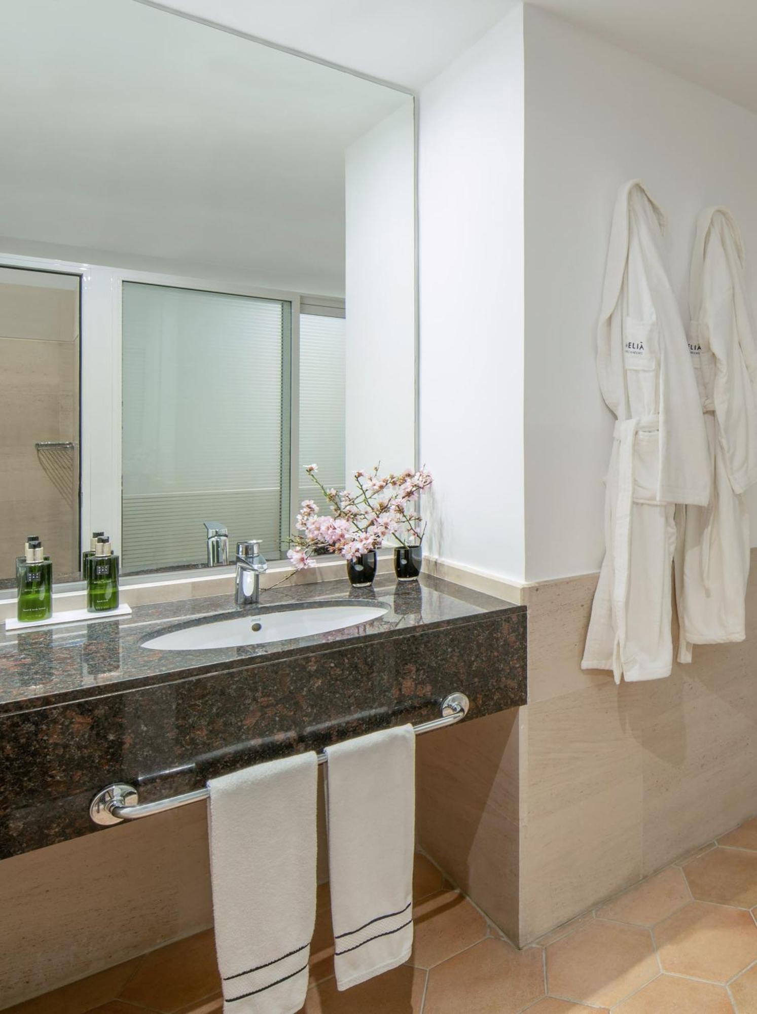 Junior Suite (2 Adults + 2 Children),1756405696:JPEG