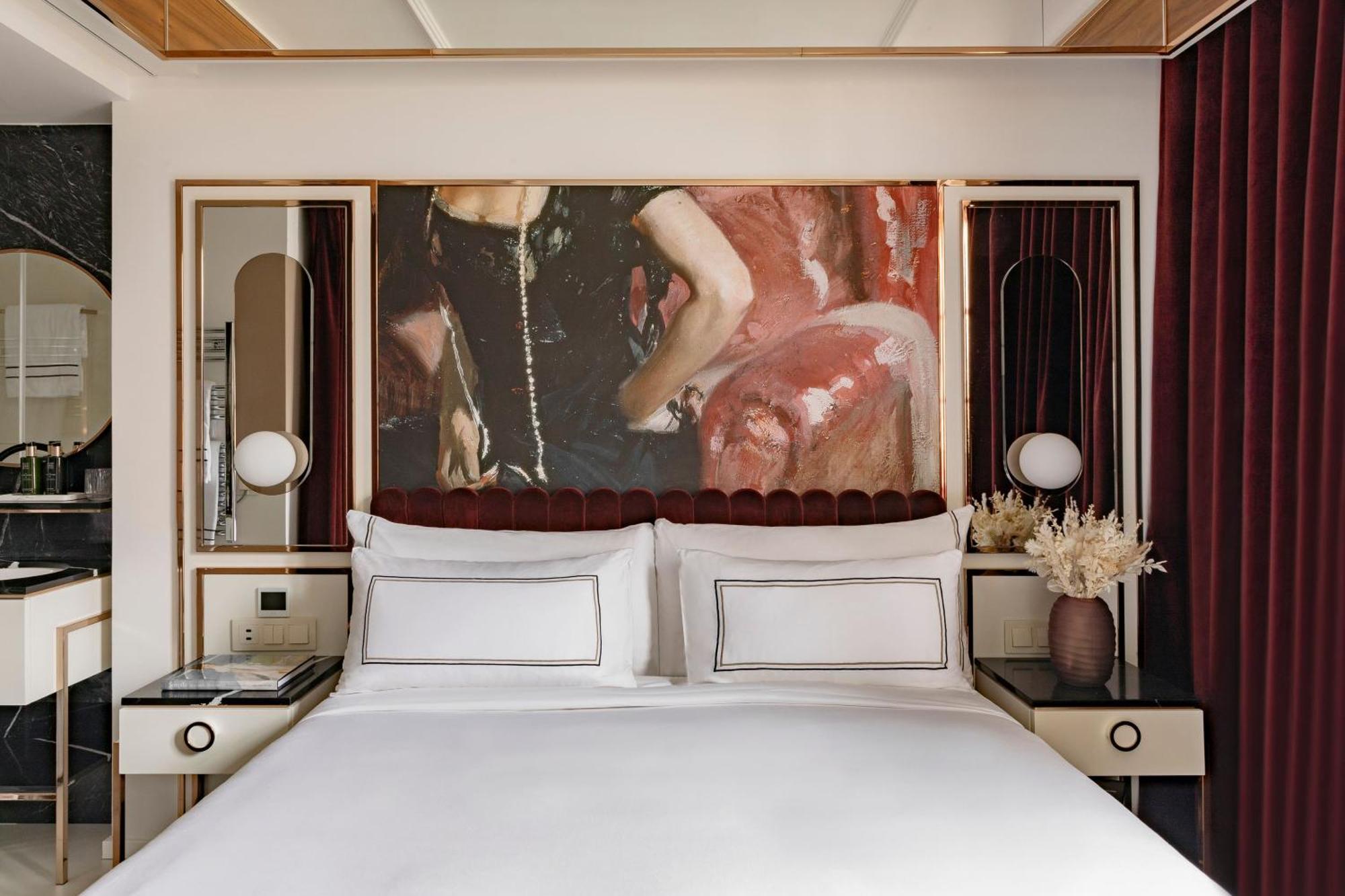 Superior Room with partial Notre Dame View,1758526526:JPEG