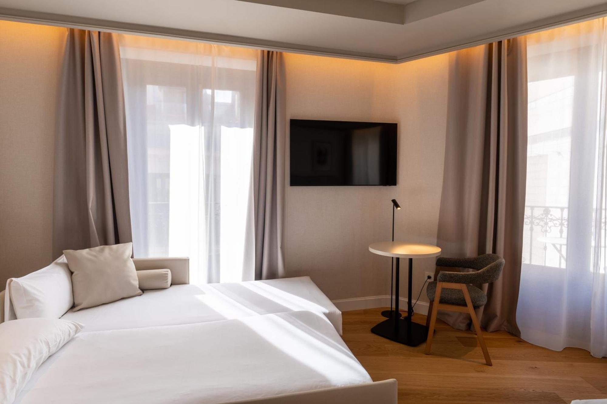 Deluxe King Room with City View
