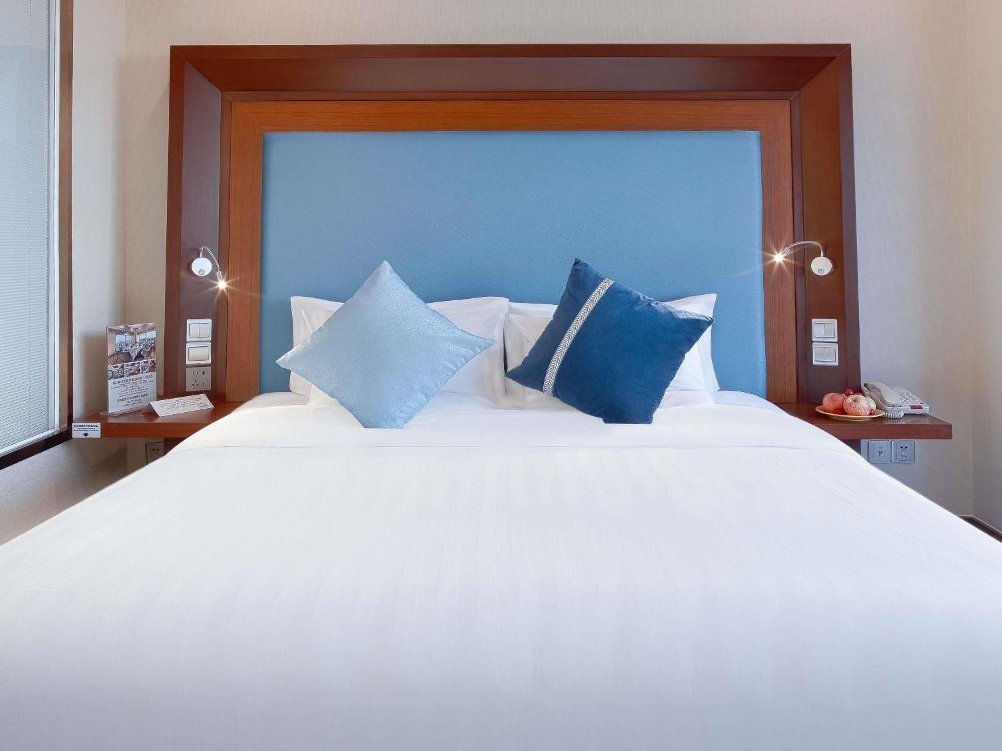 Superior King Room - Executive Floor, HuangPu River View, include two person happy hour in revolving restaurant（17:30-20:00）