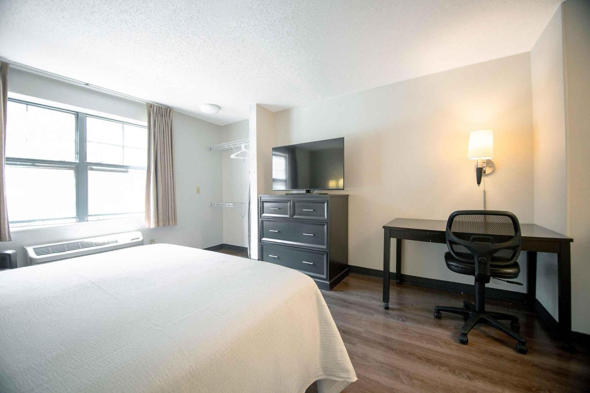 Queen studio with 1 Queen Bed - Disability Access/Non-Smoking
