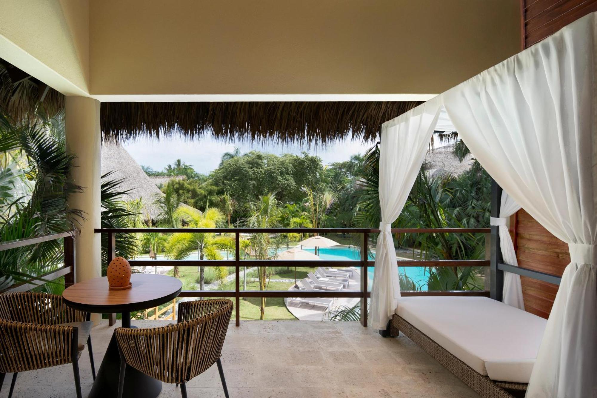 Suite Junior Romántica con cama extragrande y vistas a la piscina