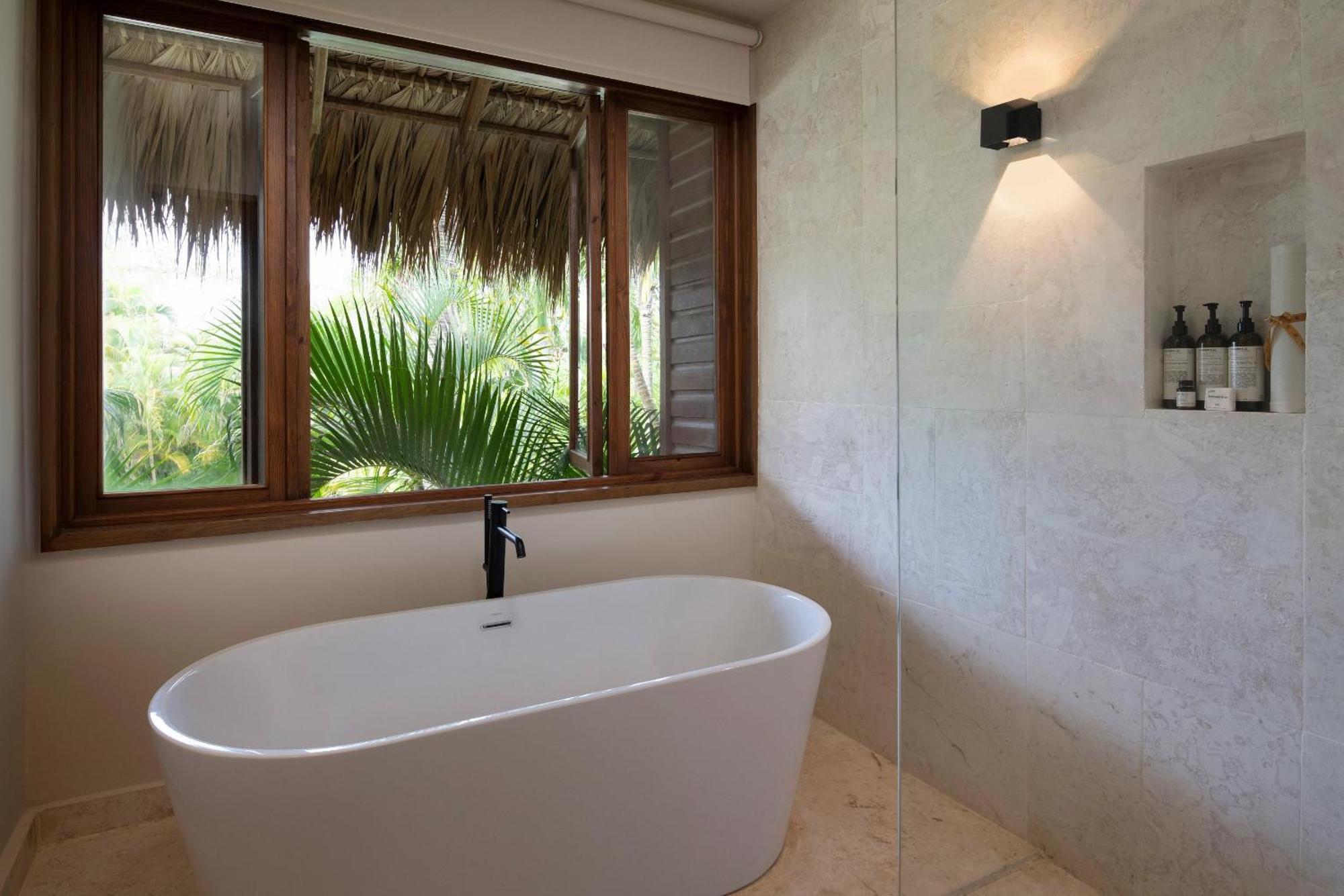 Suite Junior Romántica con cama extragrande y vistas al jardín
