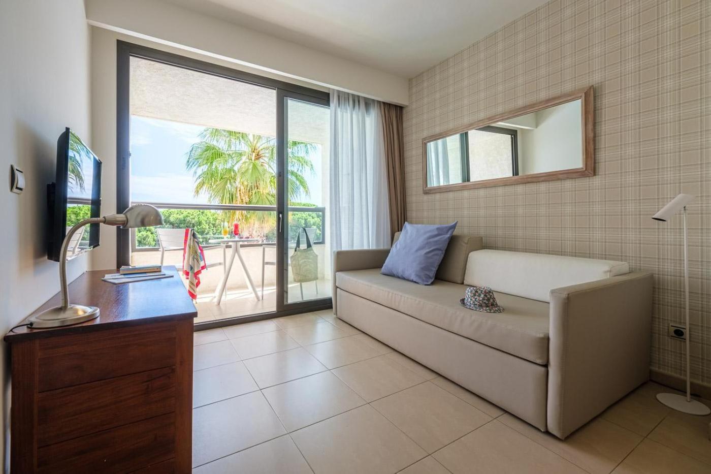 Suite Junior con vistas a la piscina (3 adultos)