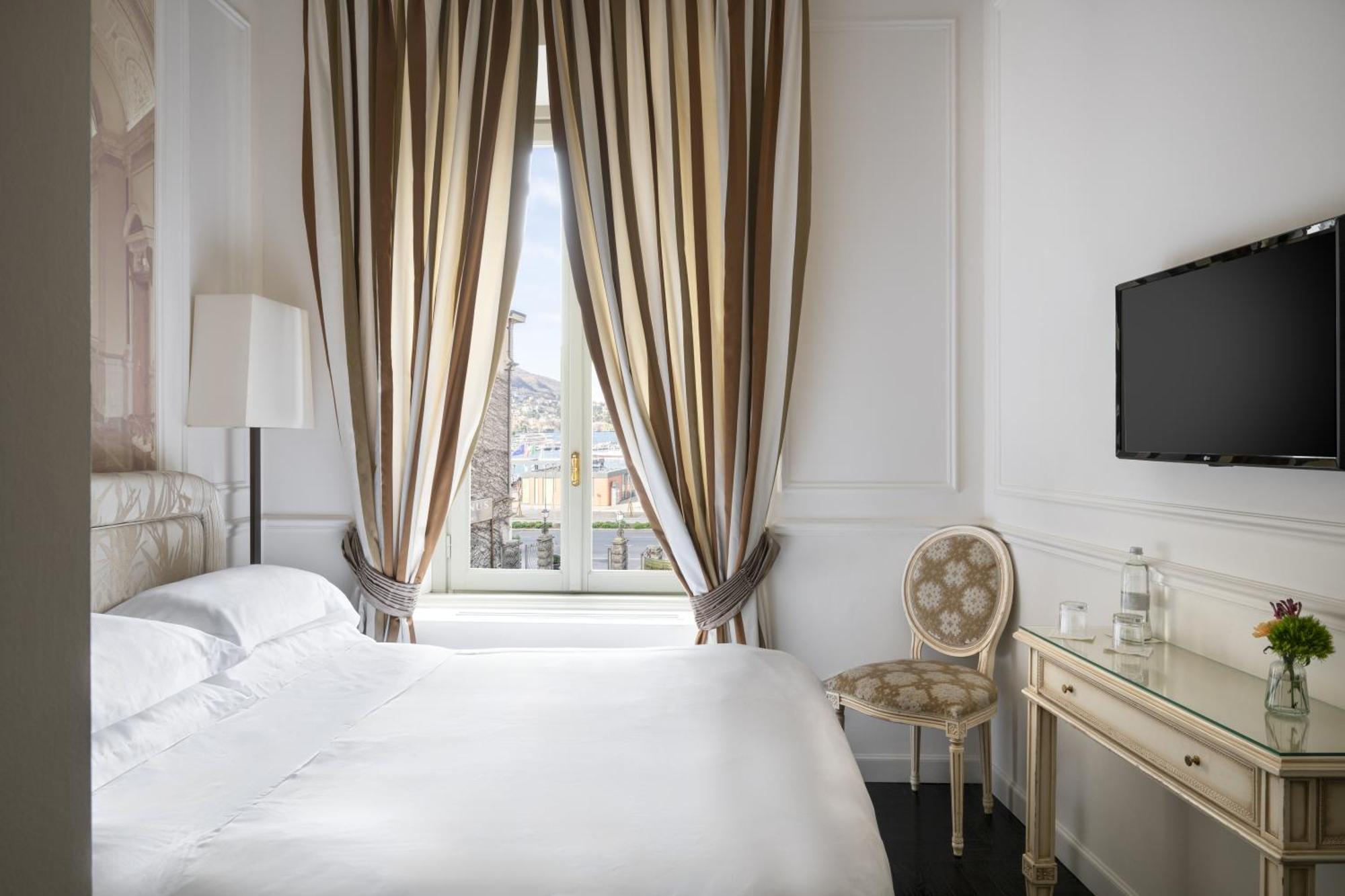 Kamer met Kingsize Bed en Uitzicht op Meer