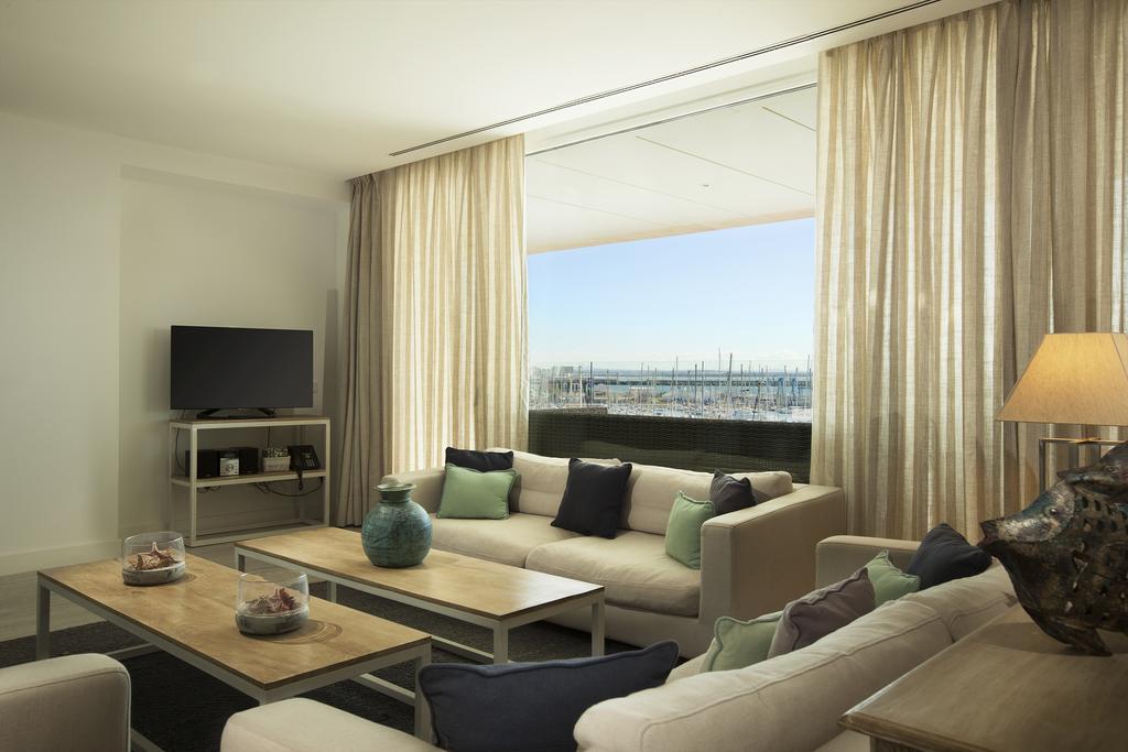 Deluxe Three-Bedroom Apartment