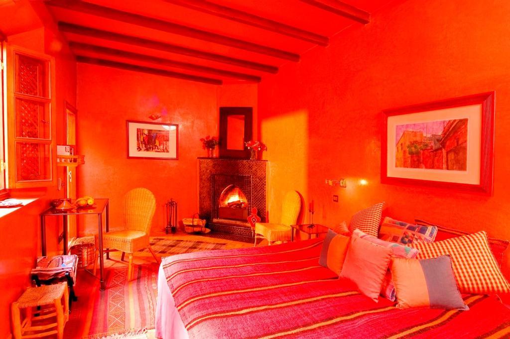 Rotes Doppel- oder Zweibettzimmer