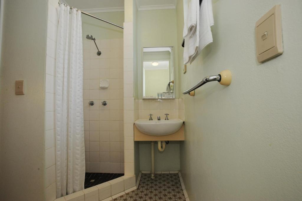 Budget Queen Room -Not pet friendly