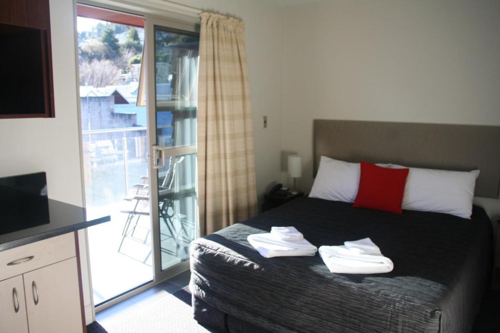 One-Bedroom Apartment with Mountain View