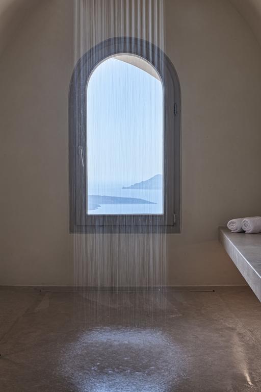 Aqua Suite met Eigen Dompelbad en Uitzicht op de Caldera