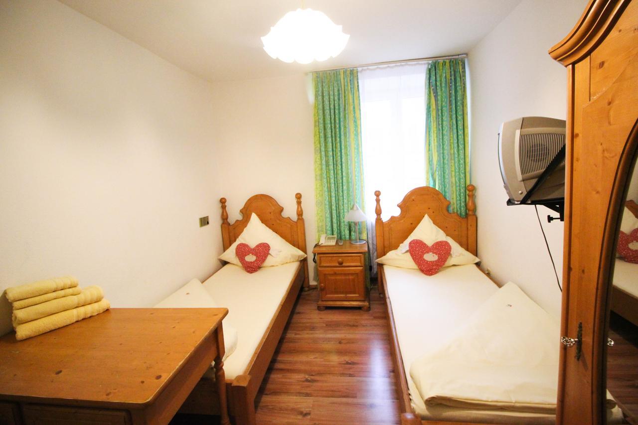 Twin Room with own Shower and Shared Toilet