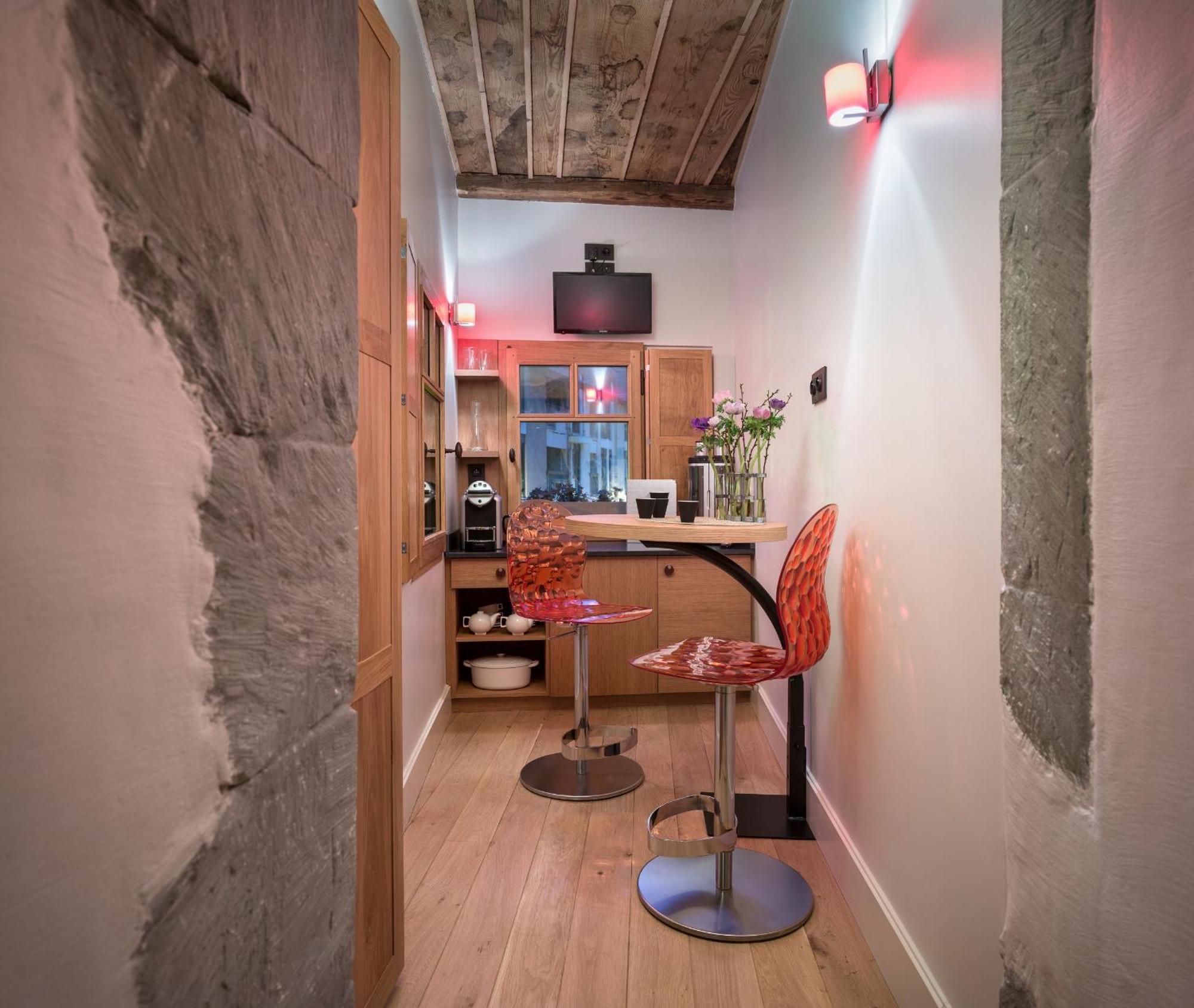 Estudio con chimenea y ducha tipo spa