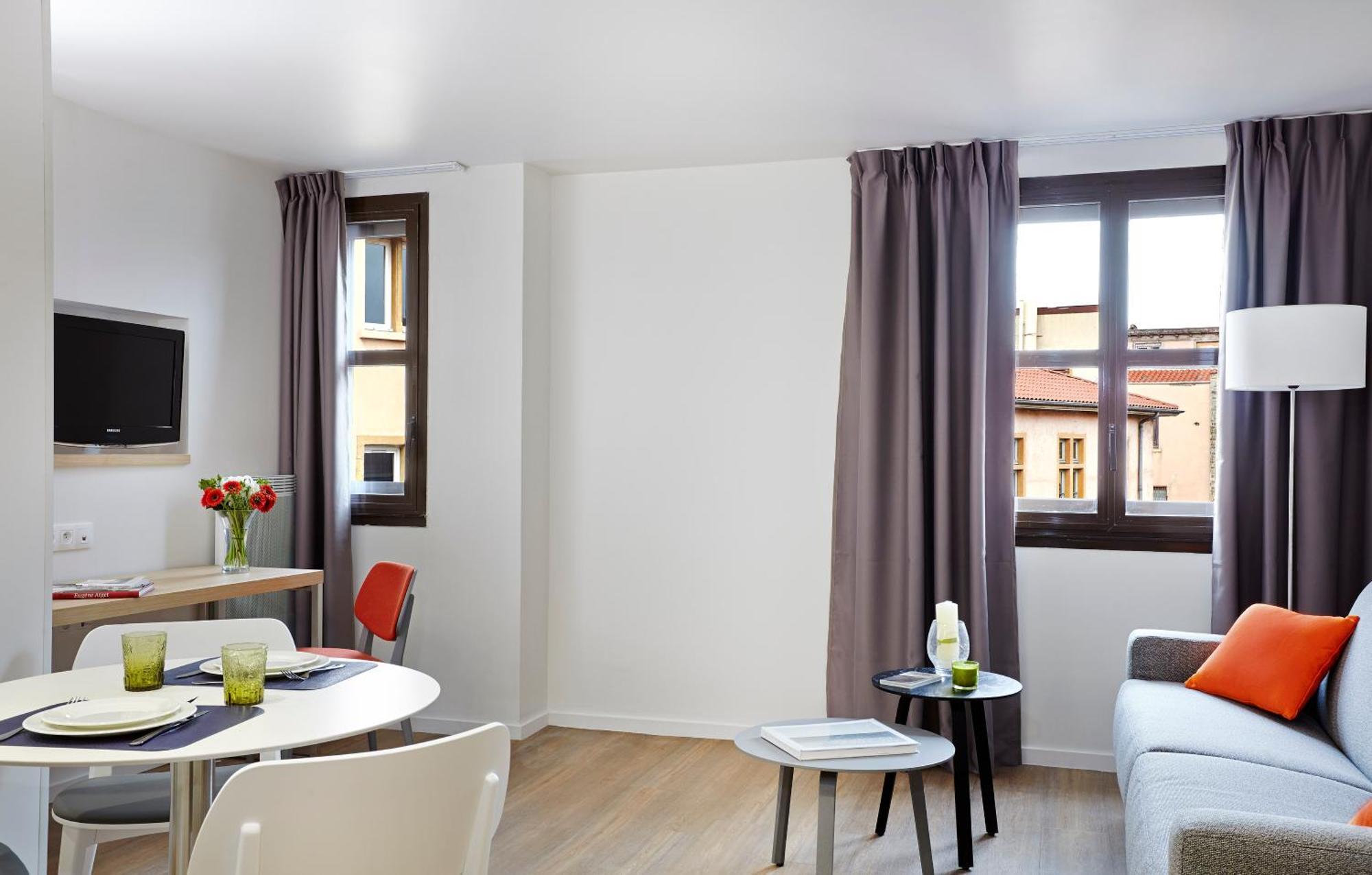 Deluxe One-Bedroom Apartment Air Conditioning,1273798525:JPEG