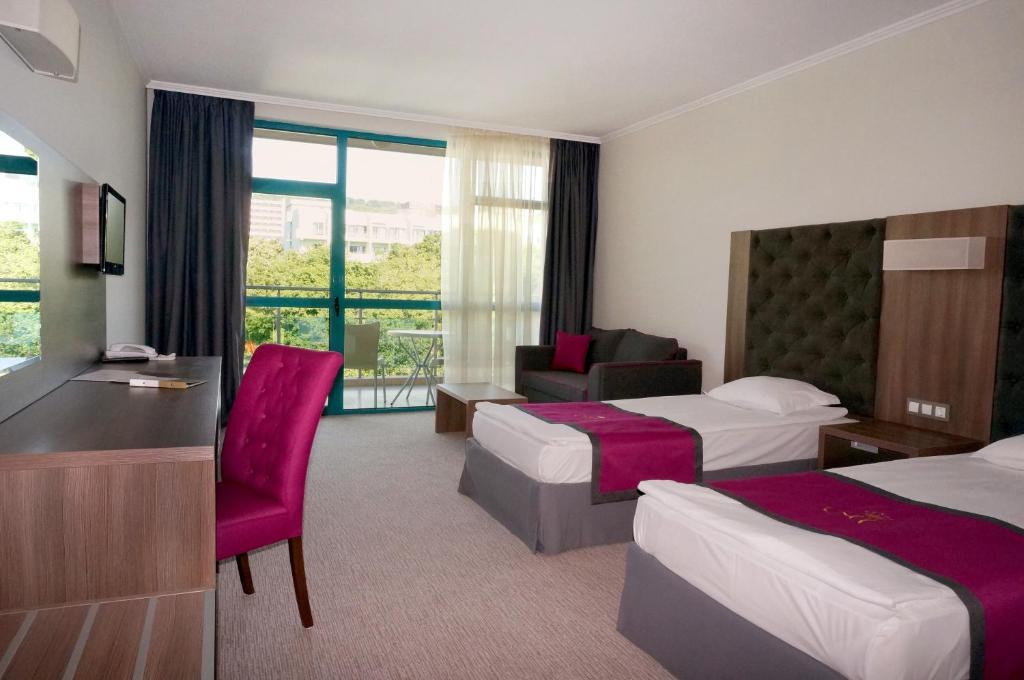 Double or Twin Room with Park View with Balcony - Free Minibar Drinks