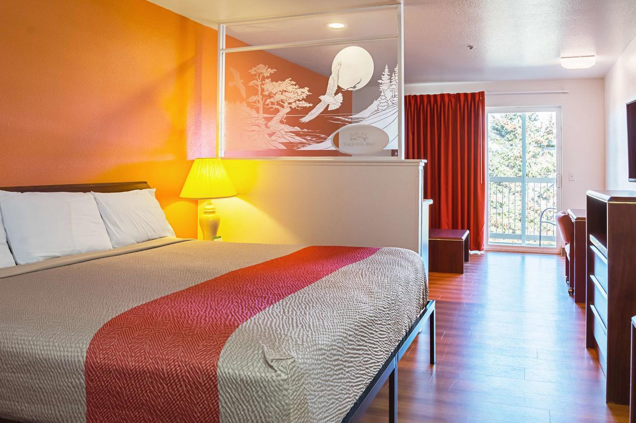 Deluxe King Room - Non-Smoking,640384164:JPEG