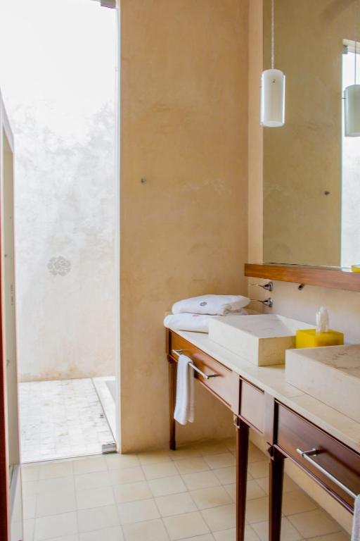 Suite con cama extragrande y bañera al aire libre