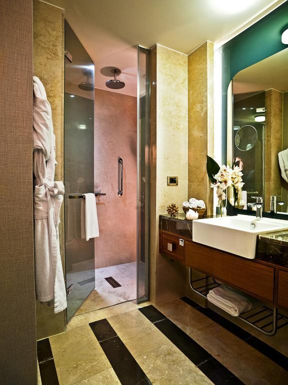 Suite Doble esquinera con cama extragrande - no fumadores