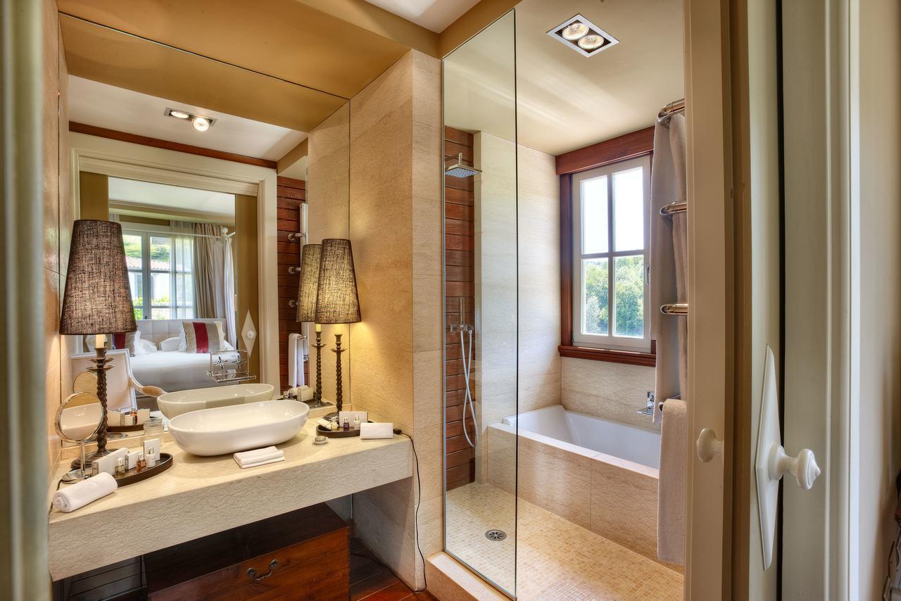 Habitación con cama extragrande y vistas al jardín