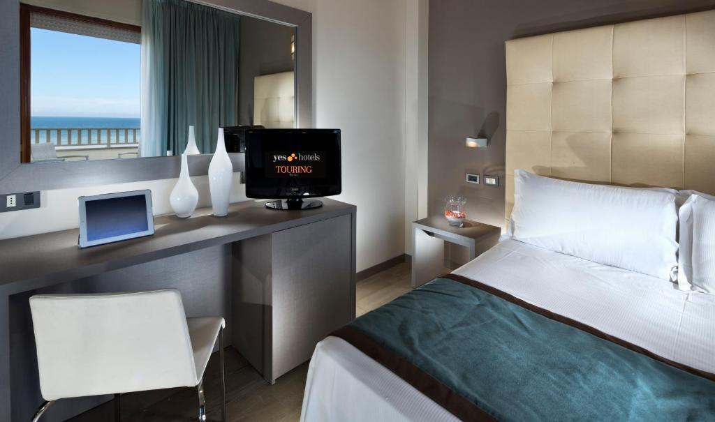 Classic Doppelzimmer mit seitlichem Meerblick, Balkon und Zugang zum Pool