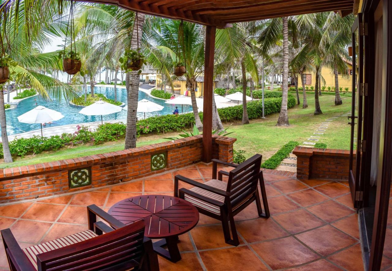 Bungalow mit Garten- oder Poolblick und Terrasse