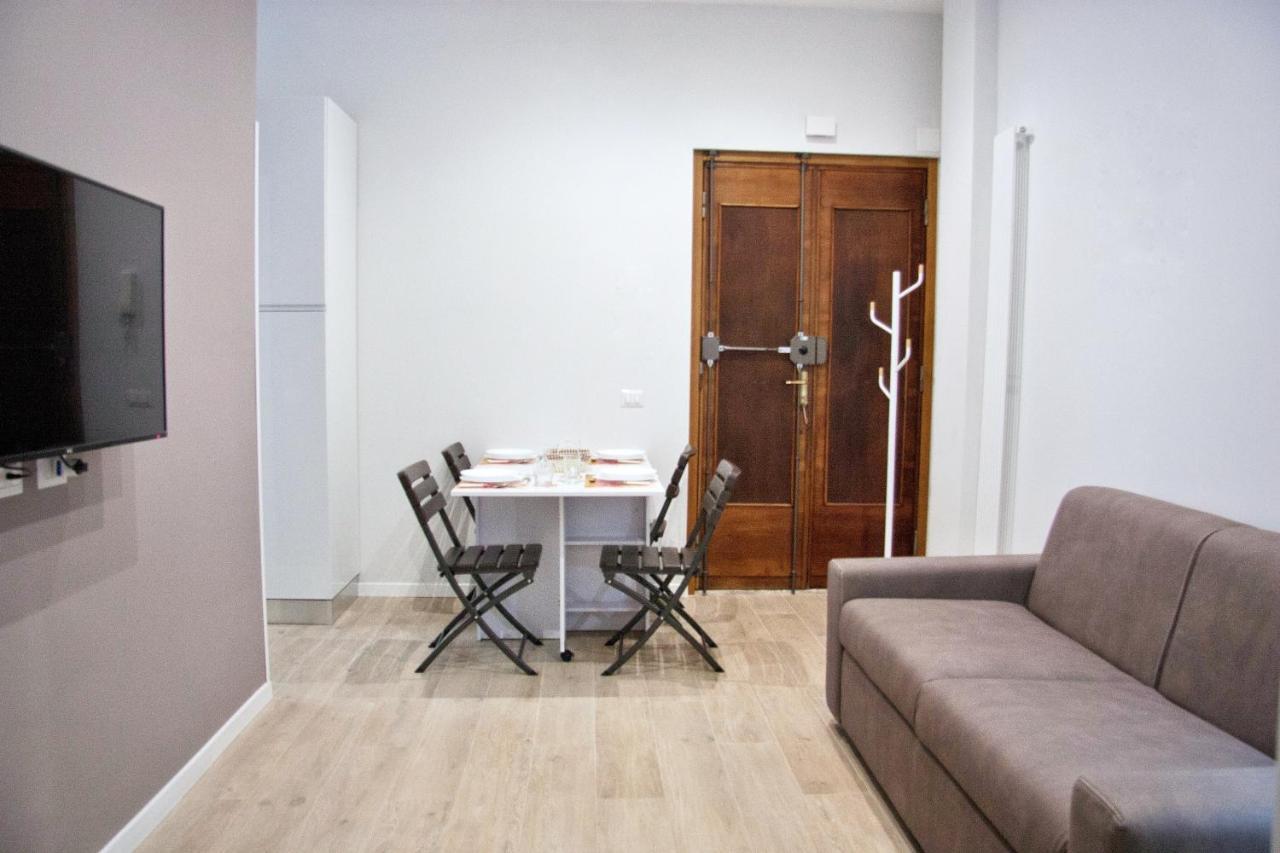 Estudio con cama extragrande y sofá cama