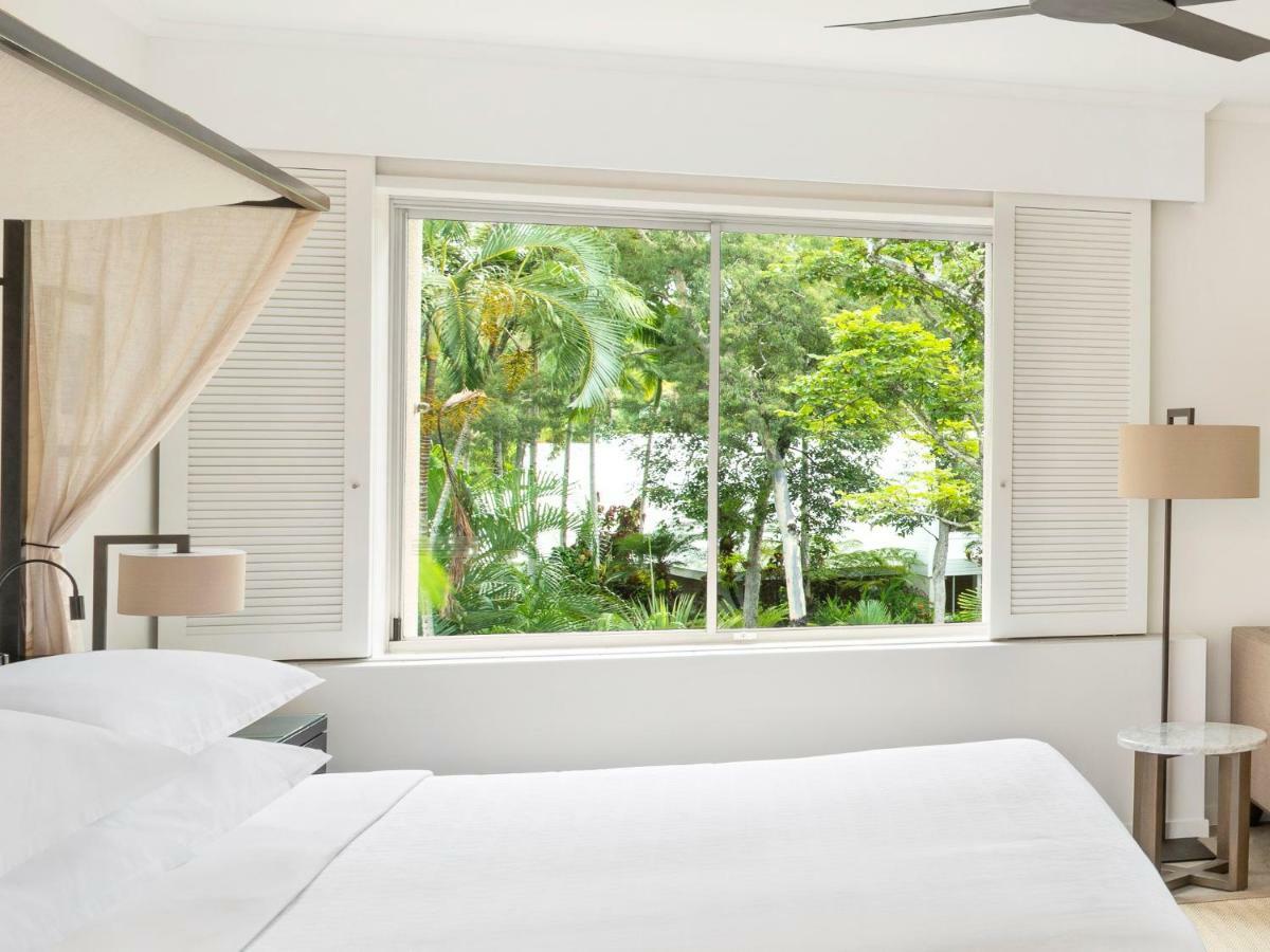 Zimmer mit 1 Kingsize-Bett und Blick auf den Garten