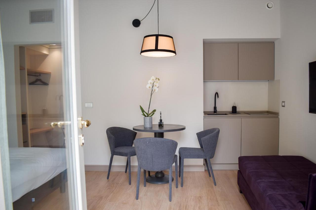 Standard Triple Studio,976930024:JPEG