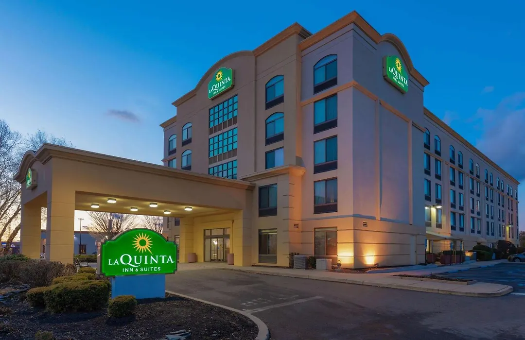 La Quinta By Wyndham Garden City-1