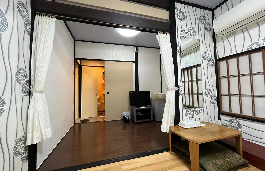 Lucky Hotel専用シャワルームとトイレ付き-1