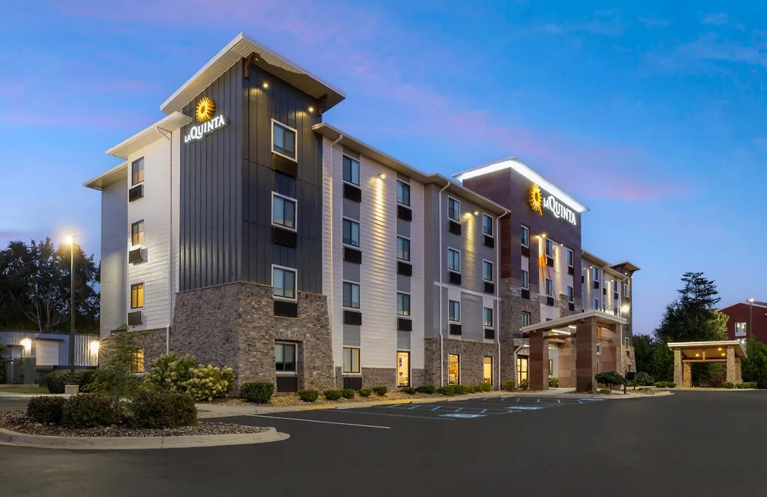 La Quinta Inn & Suites By Wyndham Greenville Woodruff Rd-1