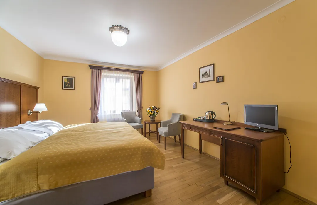 Hotel Cerny Slon-1