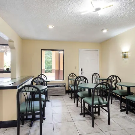 Econo Lodge-2