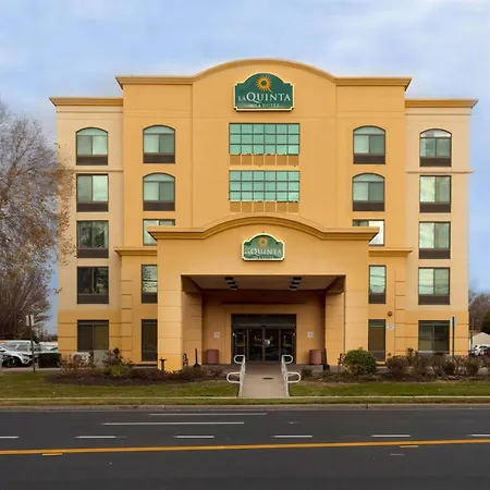 La Quinta By Wyndham Garden City-2