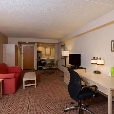 La Quinta By Wyndham Garden City-3