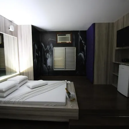 Snob Motel (Adults Only)-3