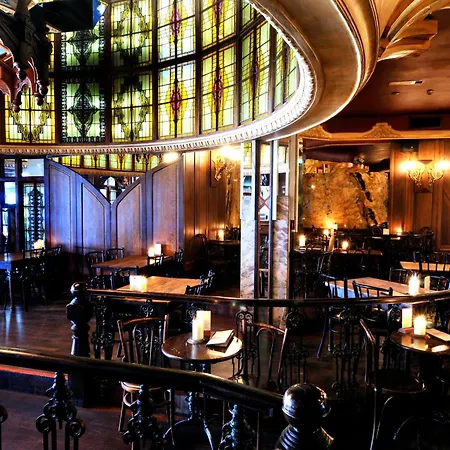 Queen Hotel-3