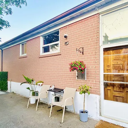 Toronto Bed & Breakfast - Free Parking-2