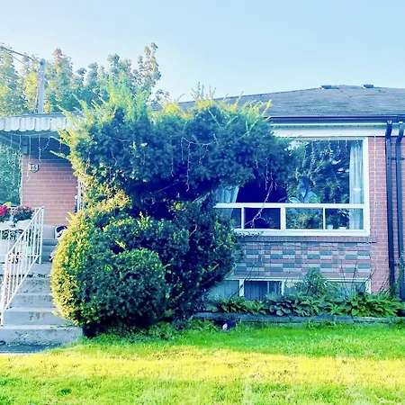 Toronto Bed & Breakfast - Free Parking-3